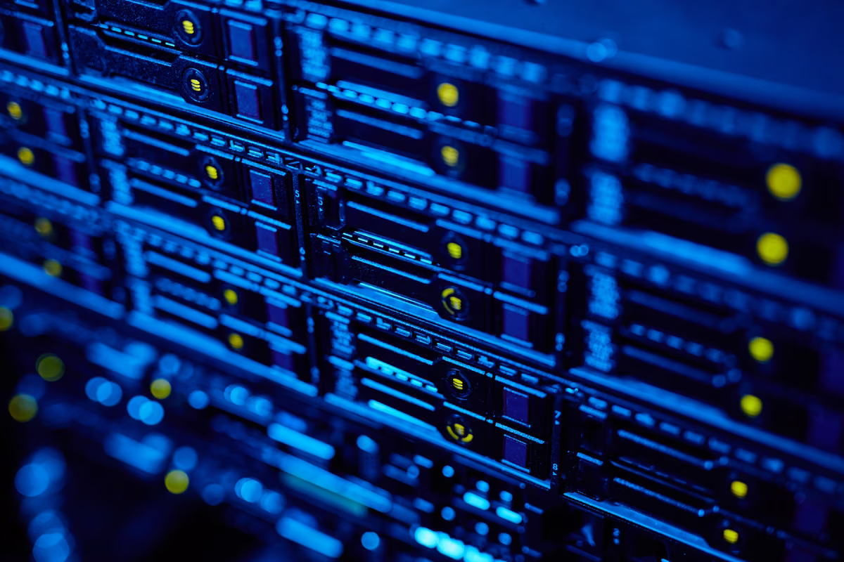 Datacenter met blauwe verlichting