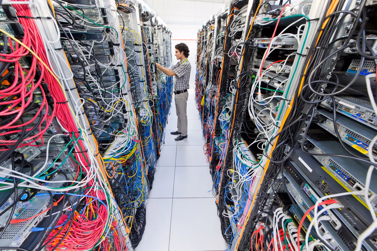 Netwerkkabels in een serverruimte