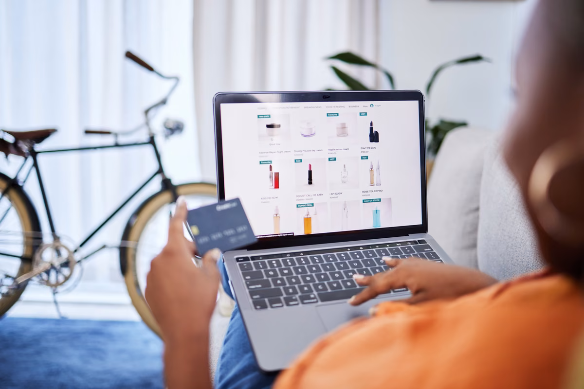 Klant die een webshop bekijkt op een smartphone