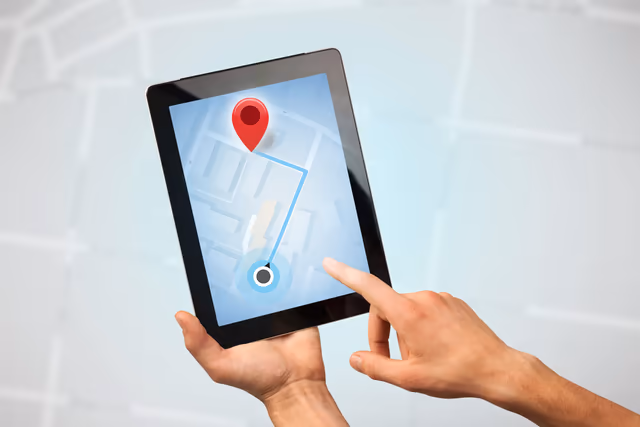 Een tablet toont een routebeschrijving met eindbestemming gemarkeerd: een klant al op weg naar uw zaak.