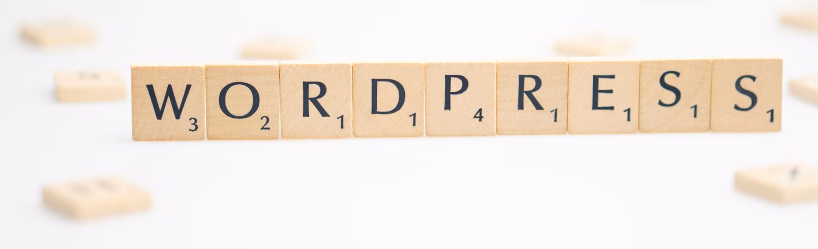 WordPress gespeld met Scrabble-tegels